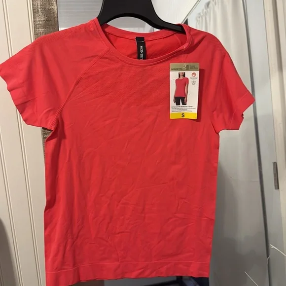 Mondetta Red Fitted Short Sleeve T-Shirt - Picture 2 of 4